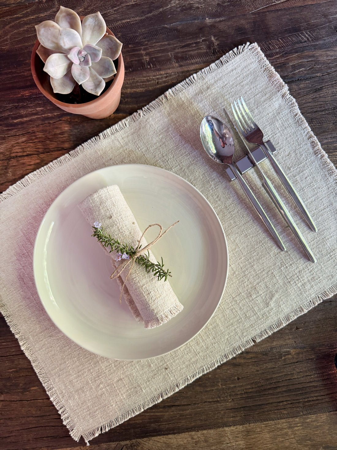 Flatware stays clean and easy to reach — perfect for anyone who enjoys a stress-free dining experience